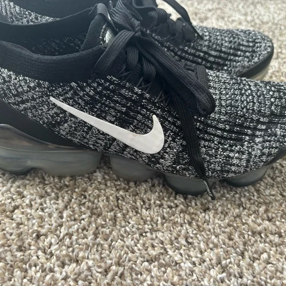 Women’s Nike Air VaporMax - Picture 2 of 10